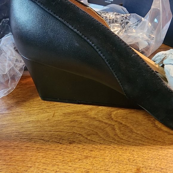 Women's Shoes - Picture 4 of 9